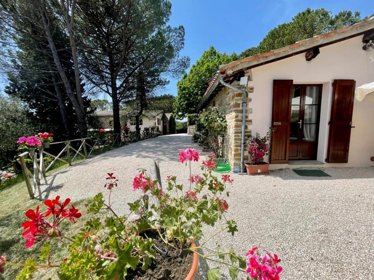 La Panoramica Gubbio - Maison De Charme - Casette E Appartamenti Self Catering Per Vacanze Meravigliose! Bagian luar foto